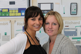 Ihre Ausbildung zur Industriekauffrau bei der Richard Wöhr GmbH haben Katharina Maier (links) und Tamara Kull erfolgreich abgeschlossen