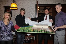 Firmenweihnachtsfeier 2010 - Mitarbeiter bedanken sich mit einem Modell des Neubaus