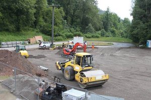07.06.2016 Weitere Bauarbeiten vor und hinter dem Firmengebäude für das neue Parkplatzareal