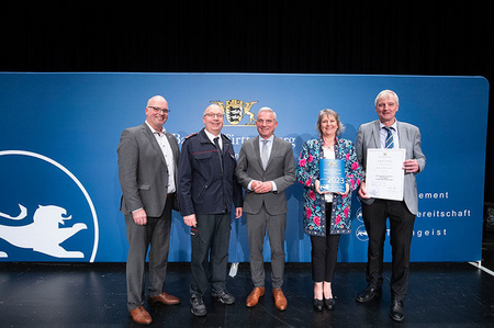 [Translate to Englisch:] Die Richard Wöhr GmbH erhält die Auszeichnung als Ehrenamtsfreundlicher Arbeitgeber im Bevölkerungsschutz