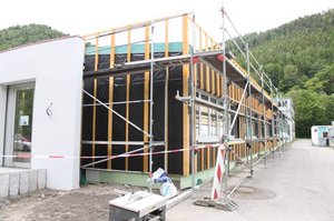 06.06.2016 Holzkonstruktion für neue Fassadenverkleidung und Pflasterarbeiten am neuen Treppenaufgang