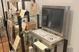 Ausstellung "Geistesblitz" - Stele (POI-Terminal), Tastaturen im Nachtdesign, eine Hygienetastatur mit antibakterieller Oberfläche mit angeschlossenem 19“-TFT-Display und Touchscreen