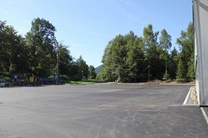 08.07.2016 Das fertig asphaltierte Parkplatzareal