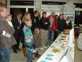 Reges Interesse und aufmerksame Zuhörer am Stand der Richard Wöhr GmbH in der Wimbergschule